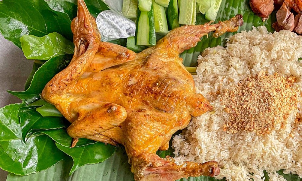 Gà rẫy hấp tiêu xanh